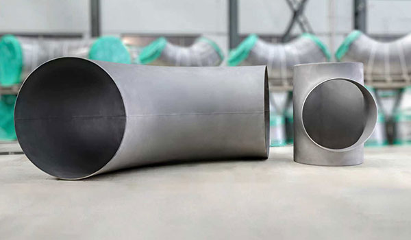 Mi a különbség a kovácsolt és az öntött 90 fokos menetes könyökök között?